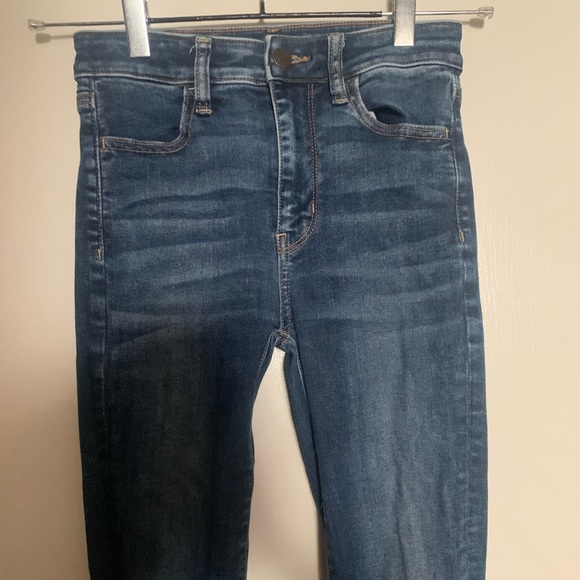 EUC AE skinny blue jeans with distressed knees. Size 00 - Picture 2 of 5